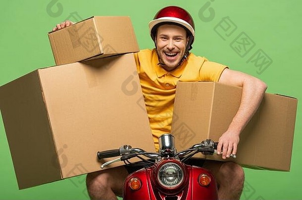 快乐交付男人。黄色的统一的踏板车盒子孤立的绿色