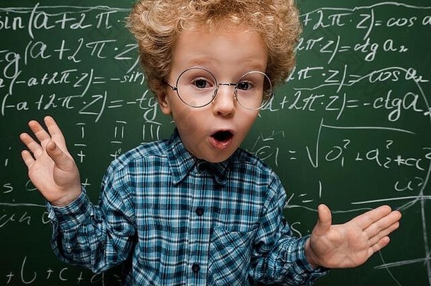 惊讶孩子眼镜相机黑板数学公式