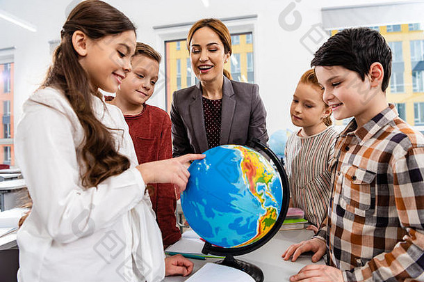 老师学生全球研究地理位置教室