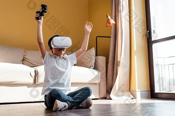 基辅乌克兰4月兴奋男孩玩视频游戏操纵杆虚拟现实耳机隔离