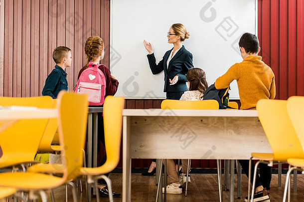 小学生背包老师显示互动白板