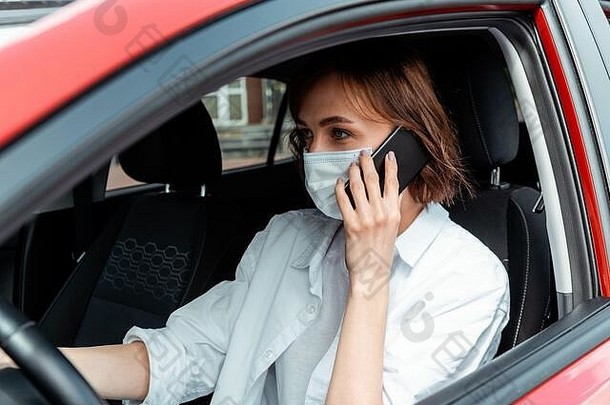 女人医疗面具会说话的手机开车车科维德流感大流行