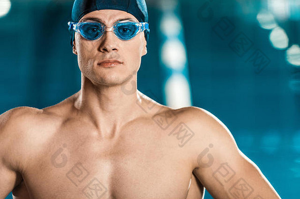 肖像英俊的肌肉发达的游泳运动员游泳帽护目镜站游泳池