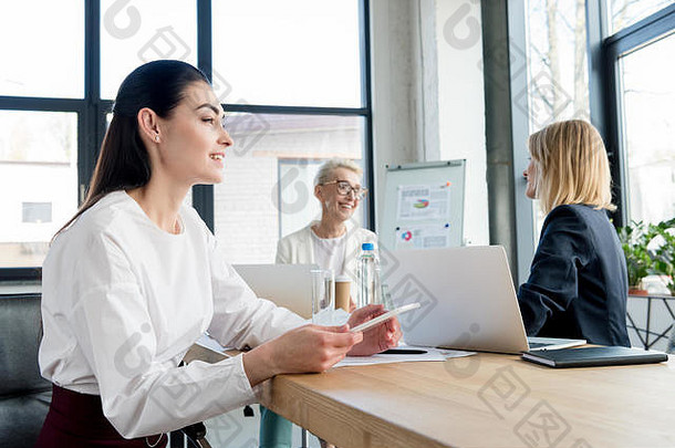 微笑专业女商人工作数字设备办公室