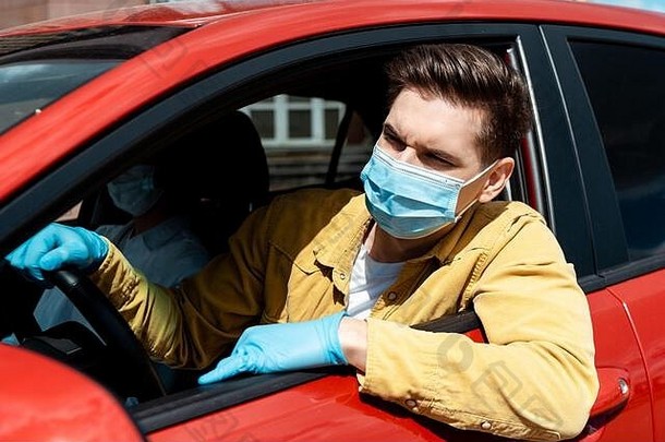 男人。医疗面具保护手套开车出租车冠状病毒流感大流行