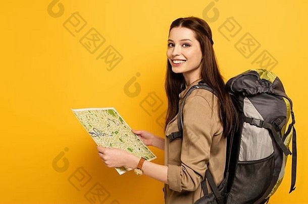 微笑女旅游背包持有地图黄色的