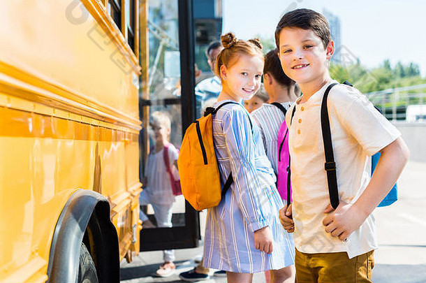 微笑学生进入学校公共汽车同学们