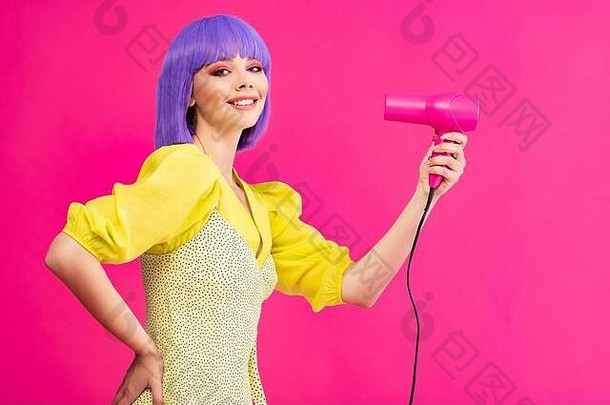 微笑流行艺术女孩紫色的假发头发干燥机孤立的粉红色的