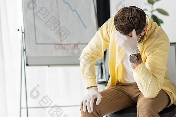 抑郁商人乳胶手套坐着鞠躬头白板纸上的内容科维德登记图表显示经济衰退