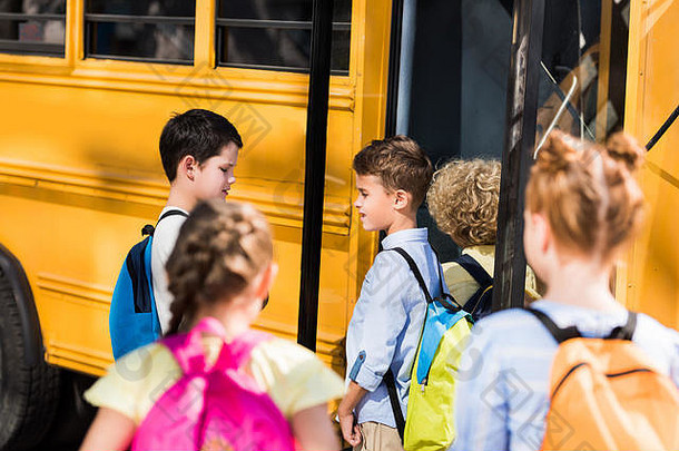 集团可爱的小学生聊天学校公共汽车