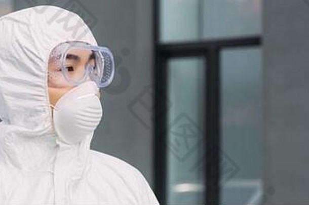 全景拍摄亚洲流行病学家有害物质西装呼吸器面具站街建筑