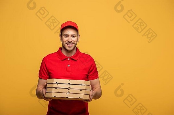 快乐交付男人。红色的统一的持有披萨盒子孤立的黄色的