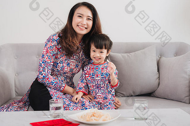 越南妈妈。女儿庆祝一年首页泰特假期