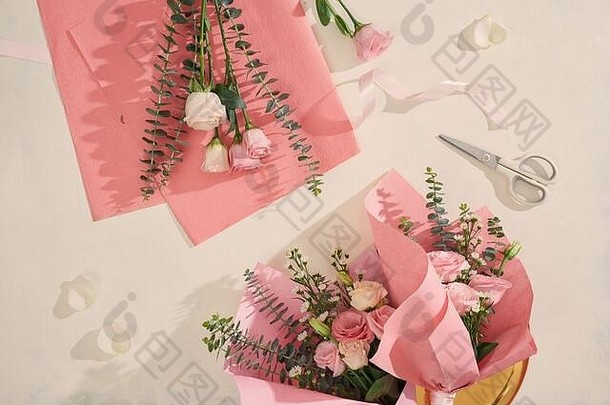 使粉红色的花花束剪刀白色背景假期母亲一天情人节一天概念前视图平铺