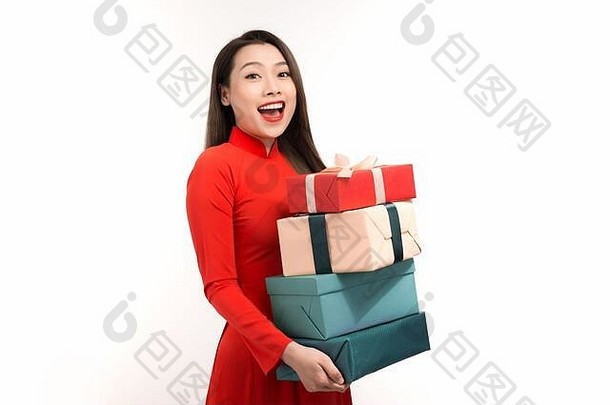 肖像快乐亚洲女人持有礼物盒子庆祝月球一年