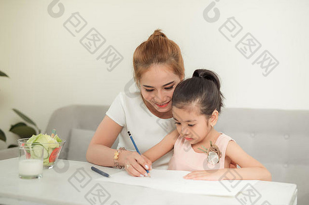 亚洲家庭妈妈。女儿画纸首页