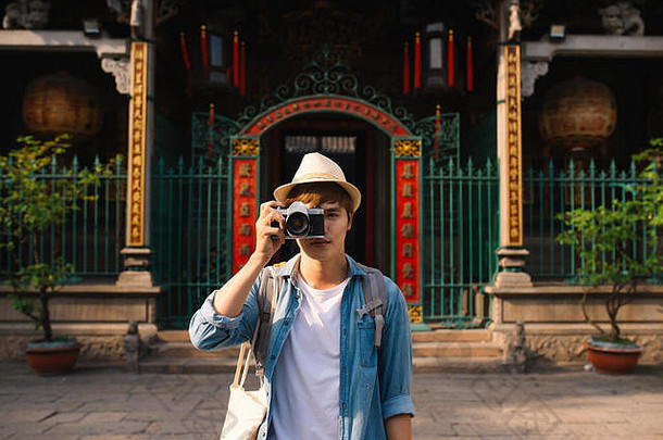 亚洲英俊的男人。摄影师旅行者生活方式概念