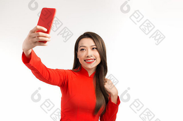 亚洲女人越南衣服传统的戴曼菊美丽的露出牙齿的微笑年轻的女人智能手机facetime朋友白色