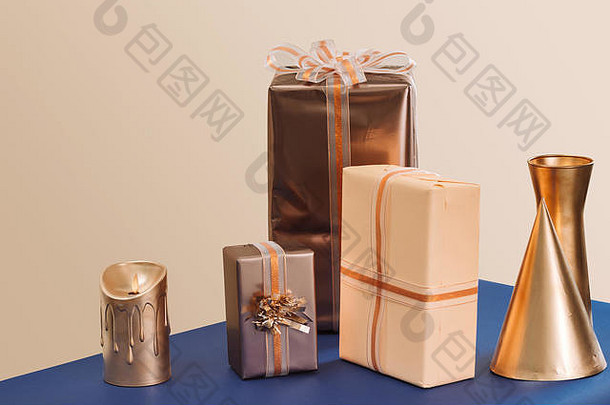 圣诞节礼物手工制作的盒子装饰圣诞节蜡烛蓝色的背景