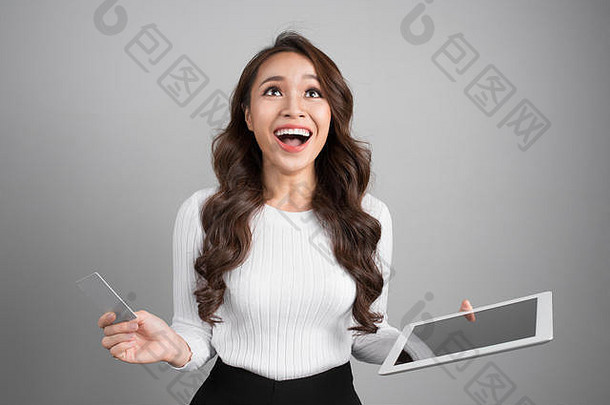 在线购物技术电子货币概念快乐年轻的亚洲女人平板电脑电脑信贷卡