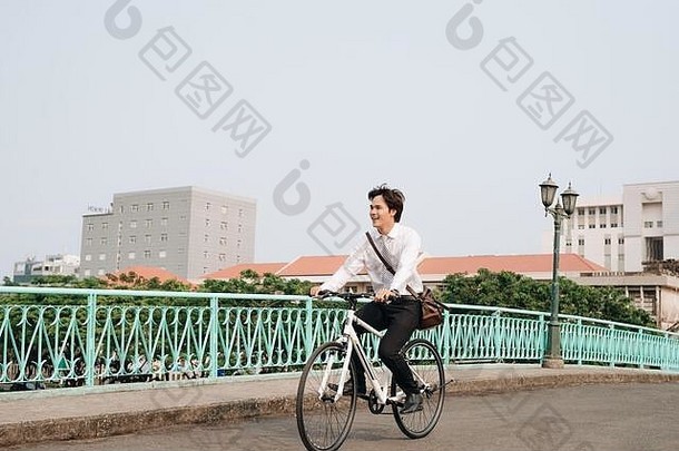 生活方式运输人概念年轻的男人。耳机骑自行车城市街