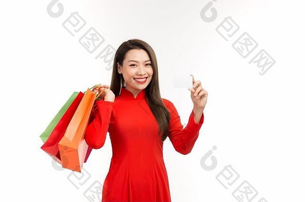 亚洲女人戴曼菊传统的红色的衣服持有购物袋支付信贷月球一年节日