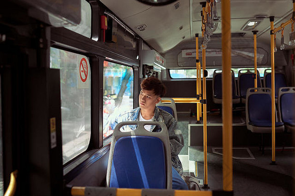 乘客旅行者窗口公共汽车男人。旅游坐着公共汽车
