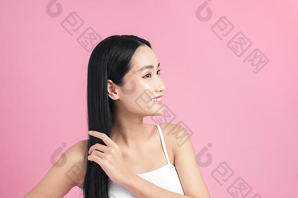 有吸引力的亚洲女人采取护理头发