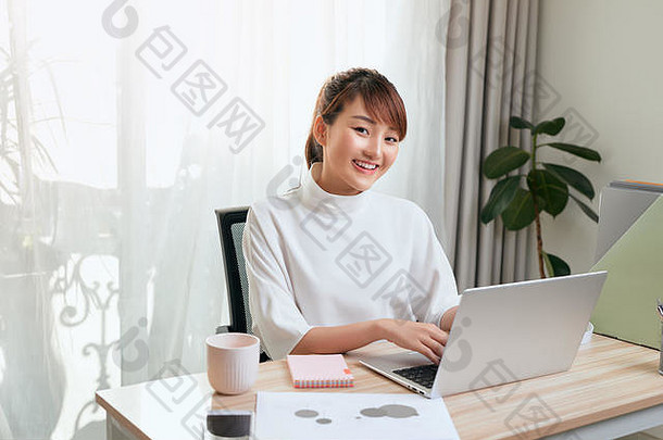 年轻的亚洲美丽的女人作品电脑首页移动PC桌子上自由职业者