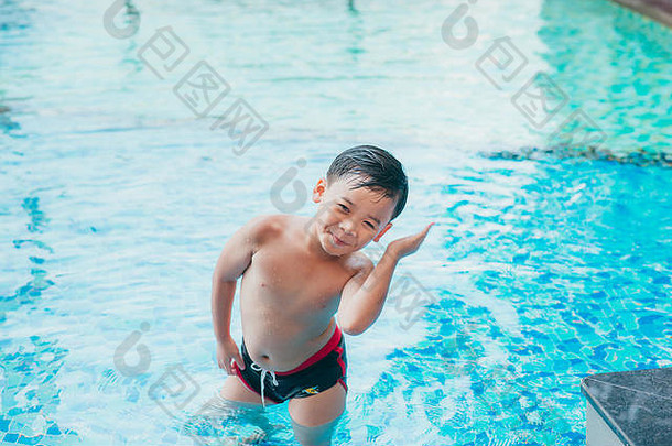 可爱的亚洲孩子清洁耳朵游泳池