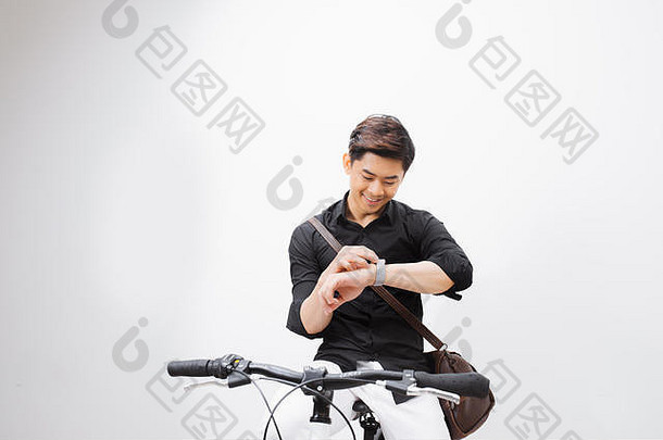 英俊的赶时髦的人享受自行车骑检查<strong>时间</strong>看