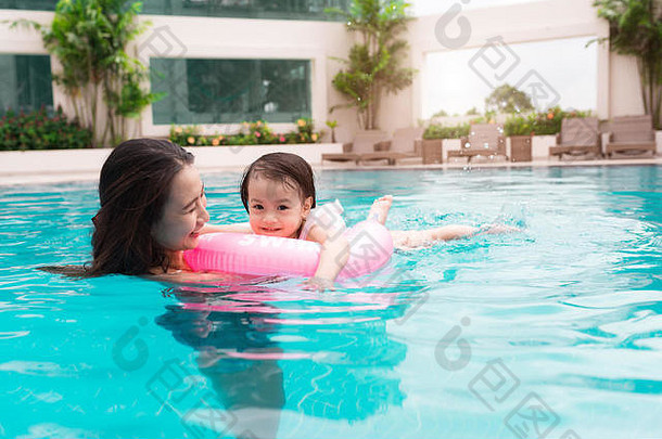 妈妈。婴儿女孩有趣的池夏天假期假期概念