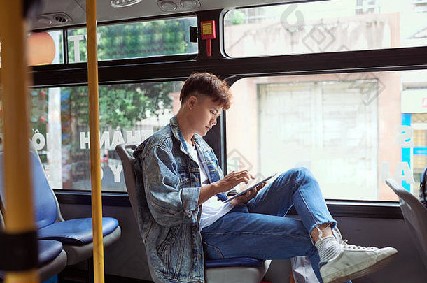 运输人公共汽车阅读书运输