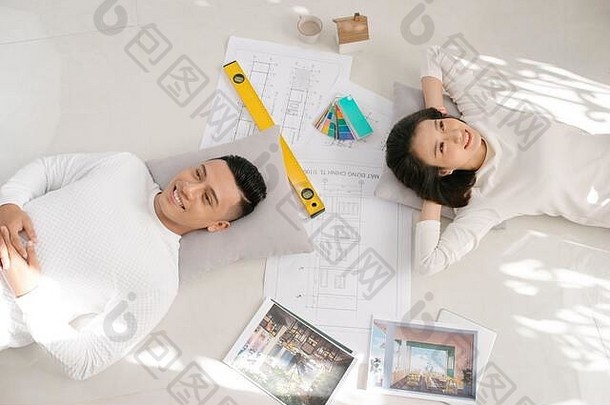 肖像快乐快乐的夫妇建设房子计划