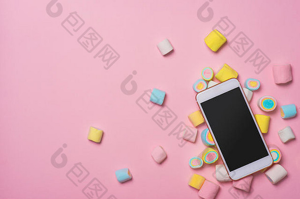 棉花糖智能手机柔和的背景装饰爱情人节一天概念