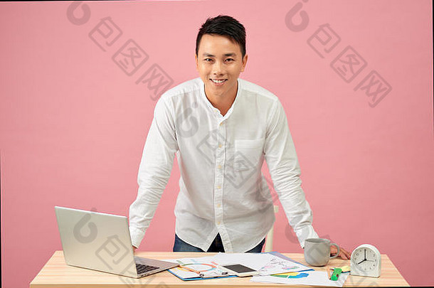 肖像微笑年轻的亚洲设计师工作移动PC倾斜桌子上