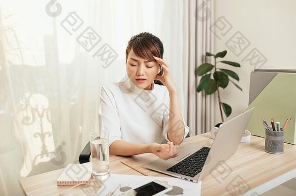 亚洲女人感觉累了工作办公室
