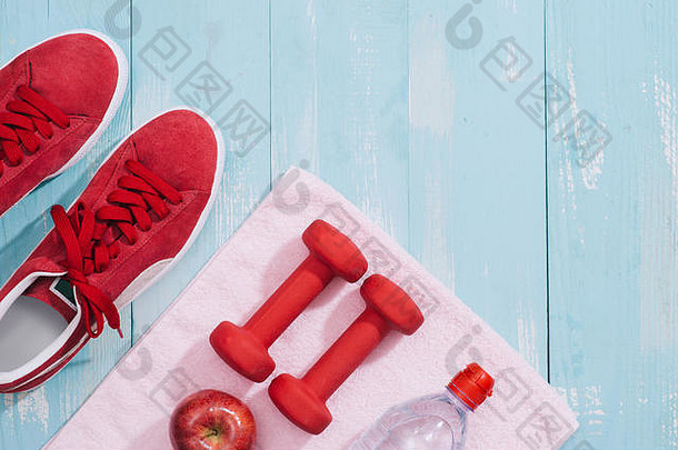 健身概念哑铃红色的苹果体育运动休闲