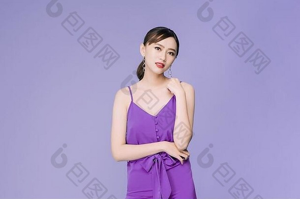 肖像美丽的年轻的亚洲女人紫罗兰色的背景