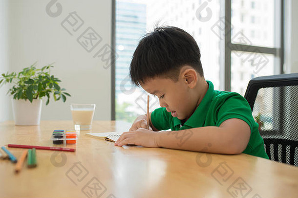可爱的微笑男孩家庭作业着色页面写作绘画孩子们油漆孩子们画学龄前儿童书图书馆色彩斑斓的笔