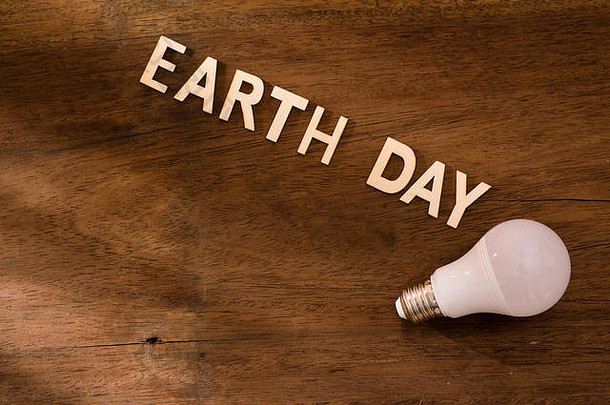 生态友好的地球一天概念储蓄能源