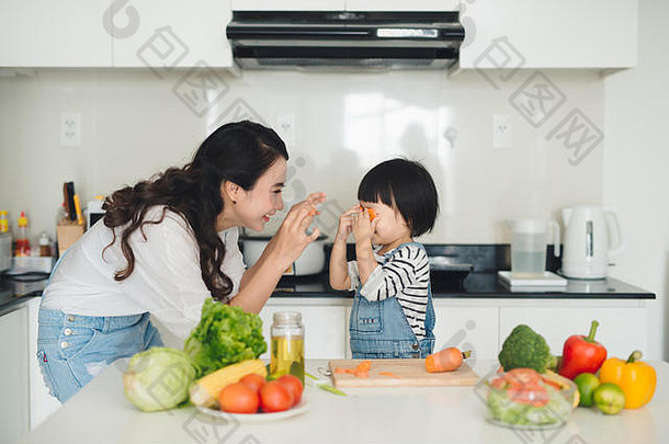 快乐家庭<strong>厨房妈妈</strong>。孩子女儿准备蔬菜水果