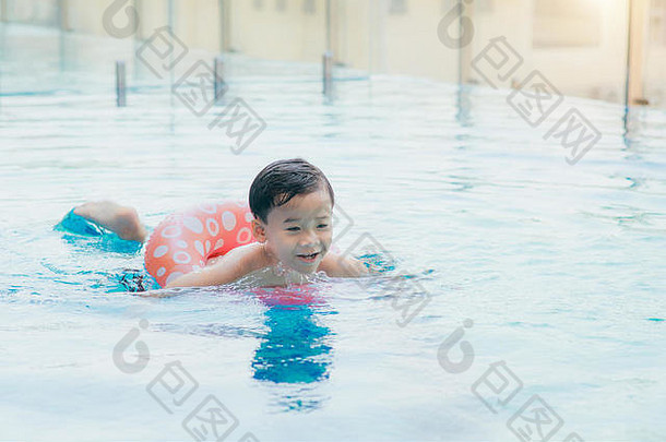 甜蜜的男孩游泳大游泳池夏季