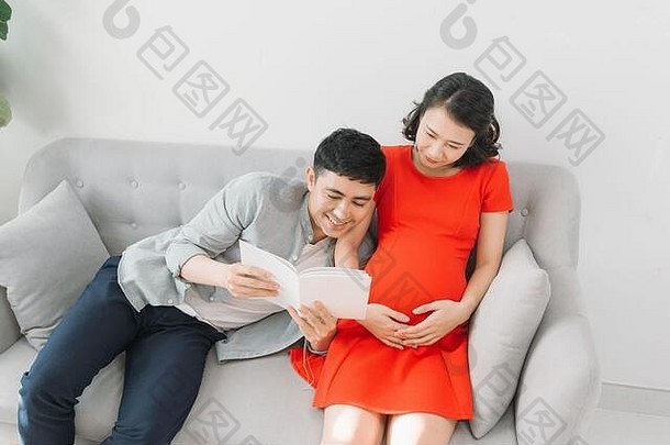 丈夫阅读书怀孕了妻子沙发首页