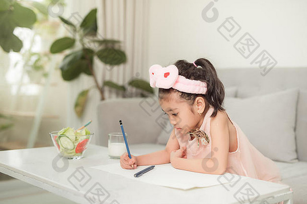 女孩画图片表格绘画工具在室内