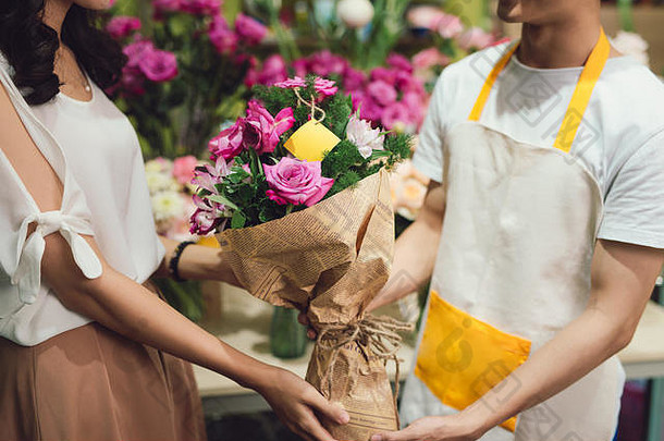 微笑花店给美丽的花束客户花商店