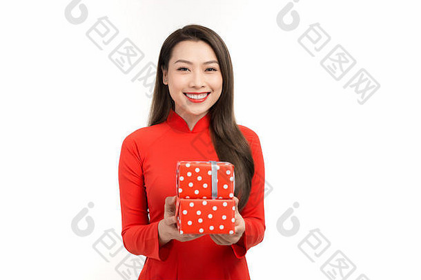 美丽的女人红色的戴曼菊衣服持有礼物盒子