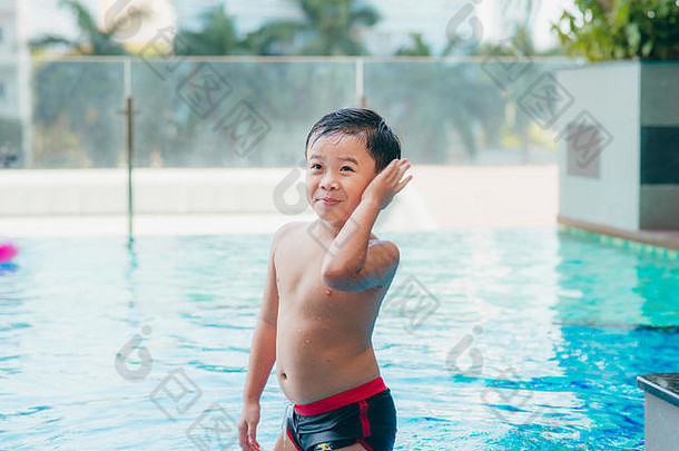 可爱的亚洲孩子清洁耳朵游泳池