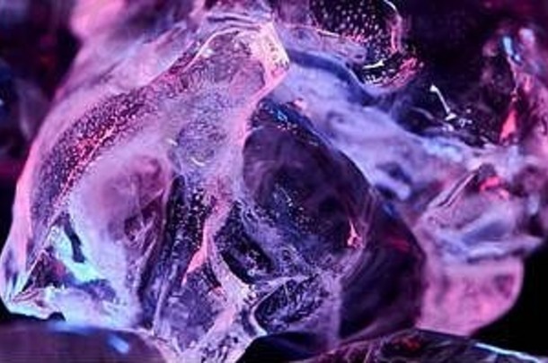 全景拍摄透明的冰多维数据集紫色的色彩斑斓的照明孤立的<strong>黑</strong>色的