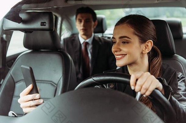 微笑出租车司机智能手机商人背景